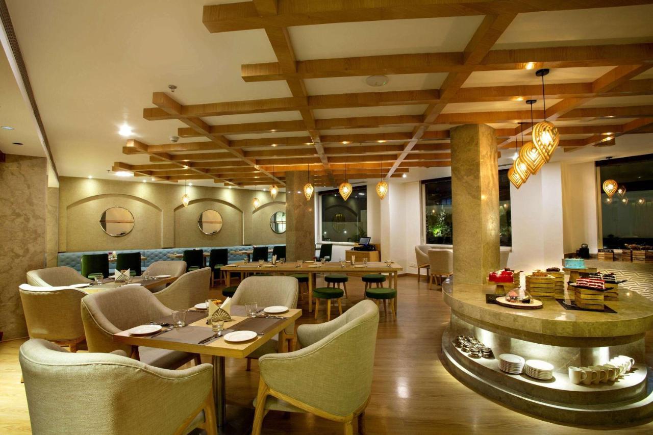 Ramada By Wyndham Katra Station Road Hotell Exteriör bild
