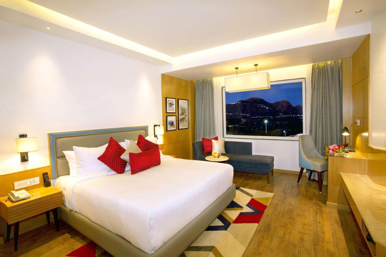 Ramada By Wyndham Katra Station Road Hotell Exteriör bild