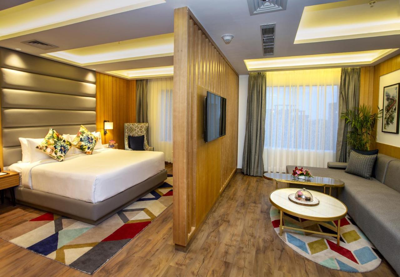 Ramada By Wyndham Katra Station Road Hotell Exteriör bild