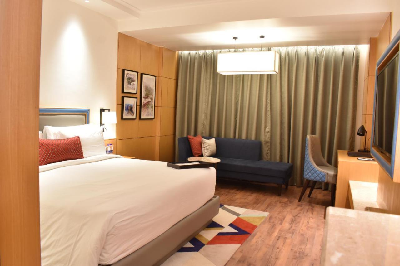 Ramada By Wyndham Katra Station Road Hotell Exteriör bild